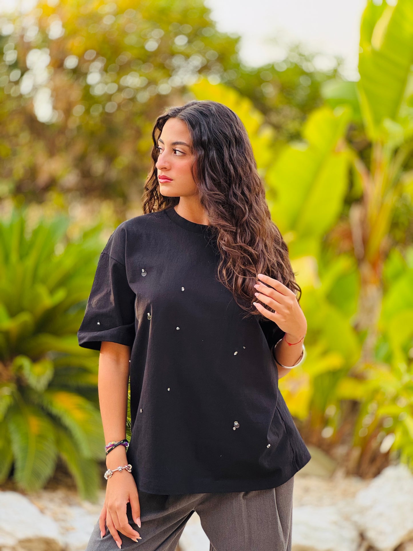 Blusa nera con dettagli luminosi
