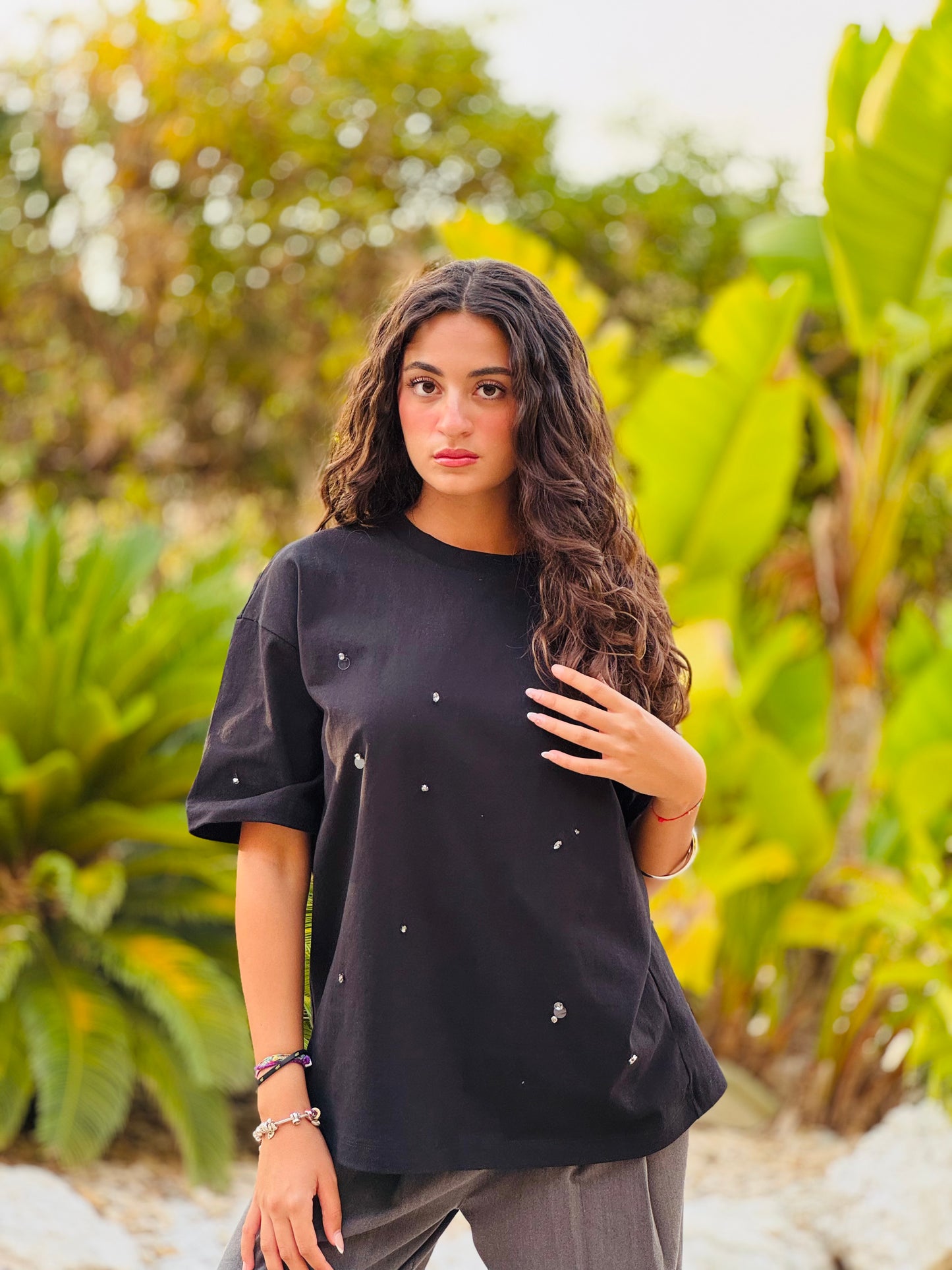 Blusa nera con dettagli luminosi