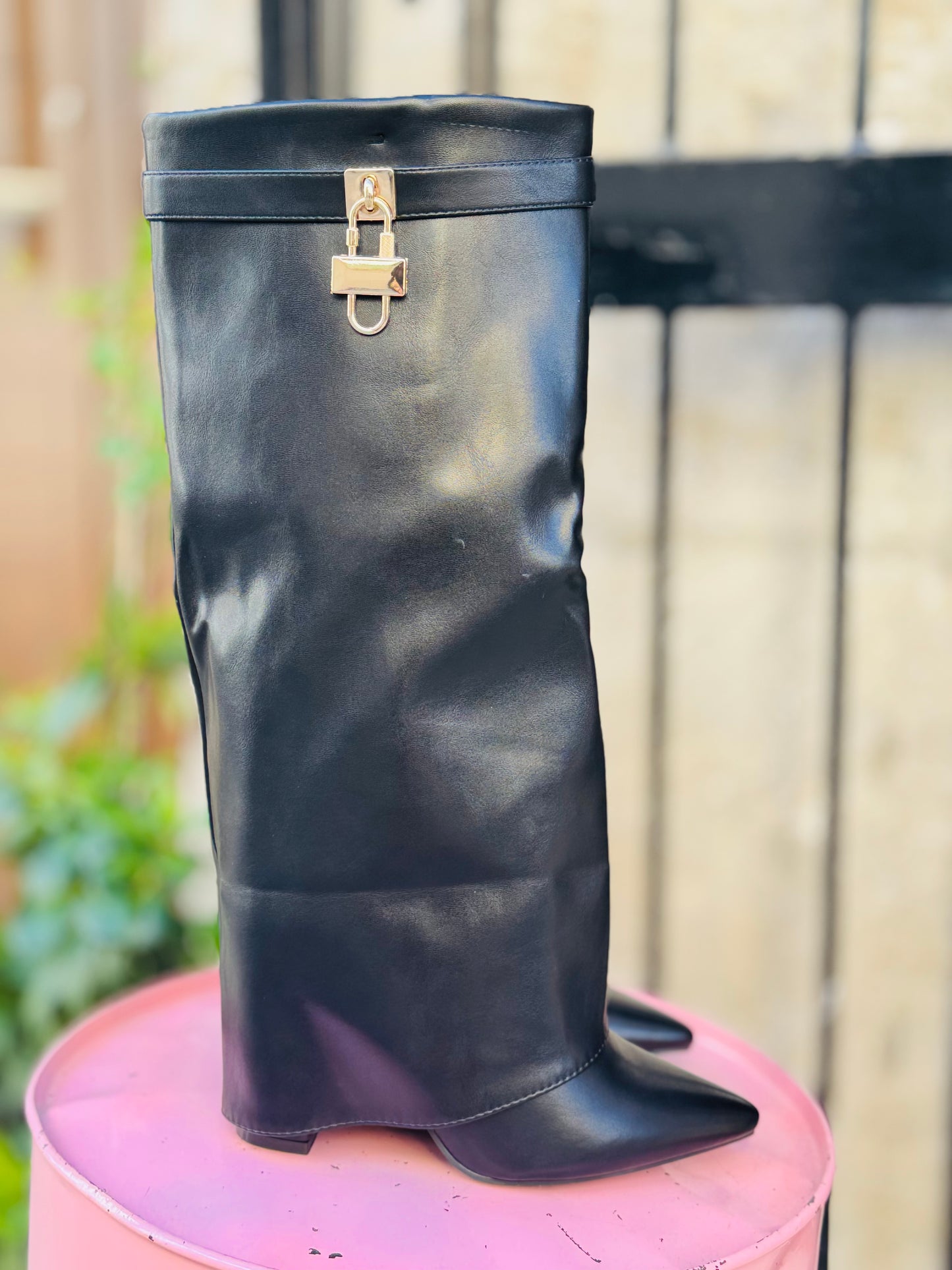 Stivali neri con dettaglio dorato