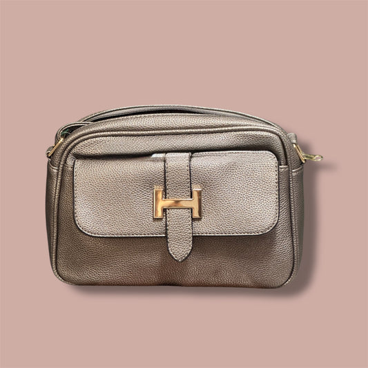 Borsa a tracolla con dettaglio metallico