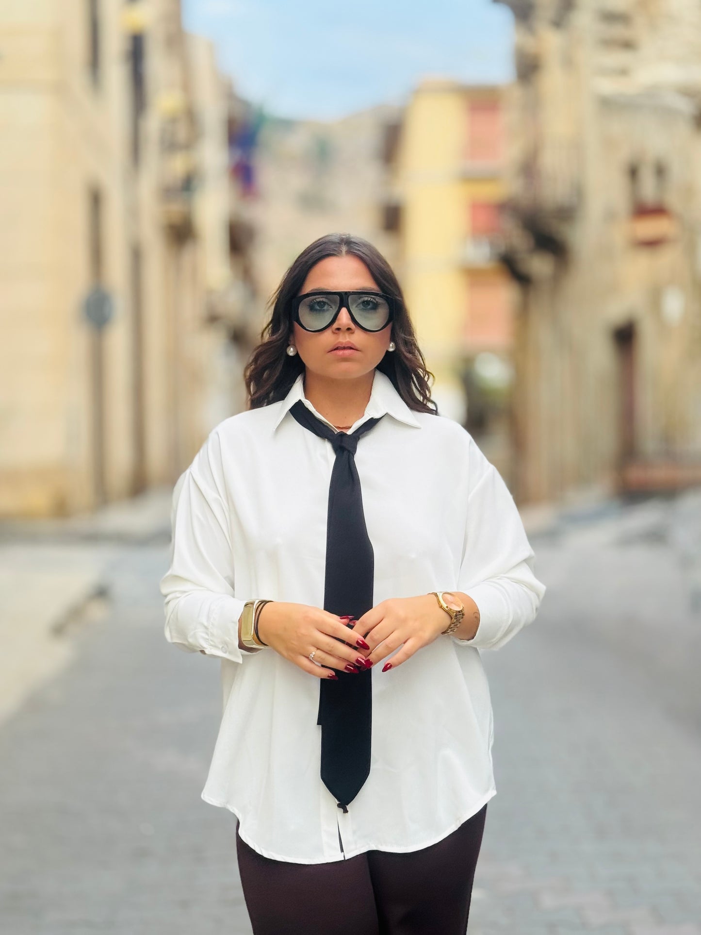 Camicia over con cravatta