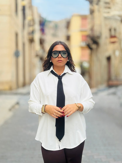 Camicia over con cravatta