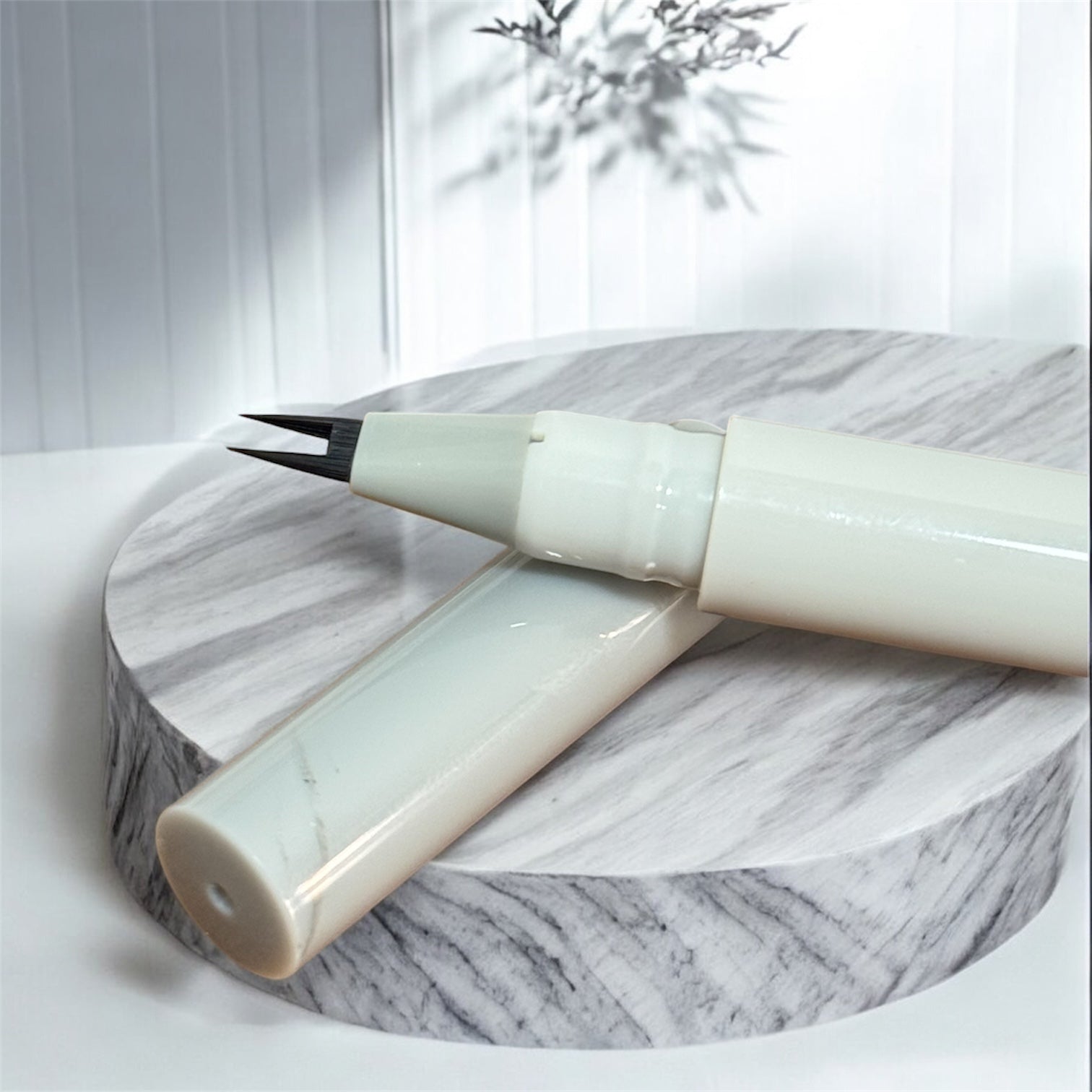 SKINNY EYE-LINER