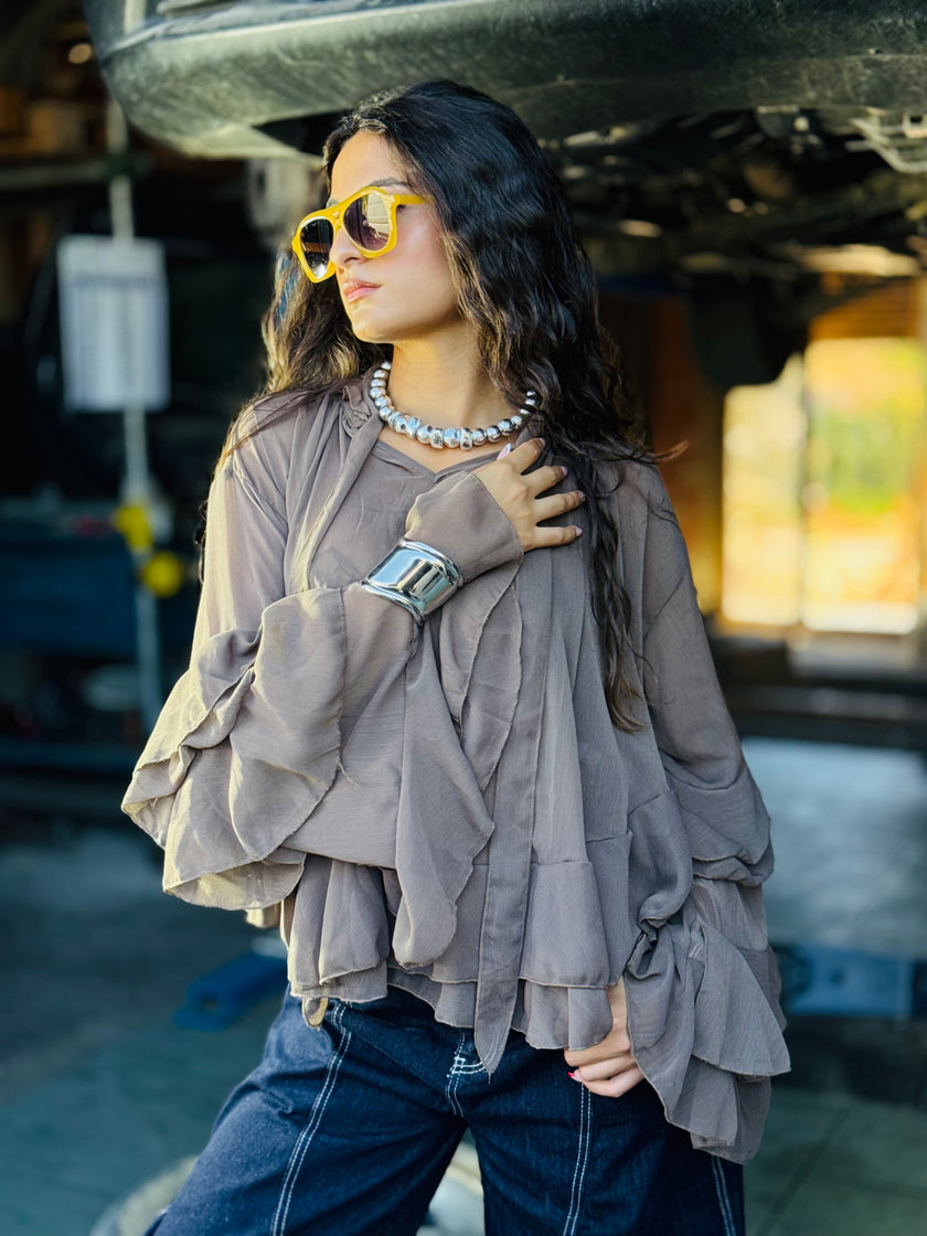 Blusa Taupe con Volant – Soft Romance