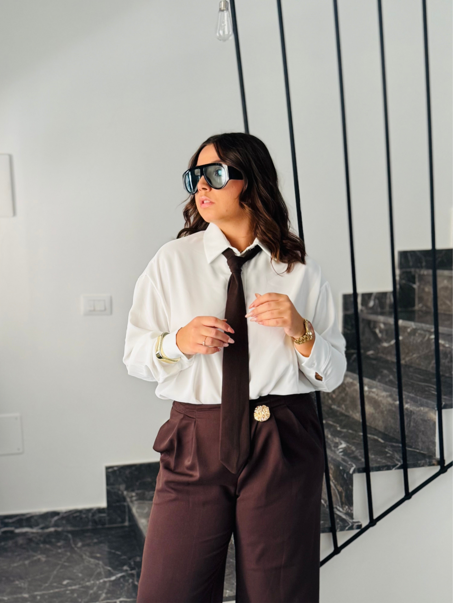 Camicia over con cravatta