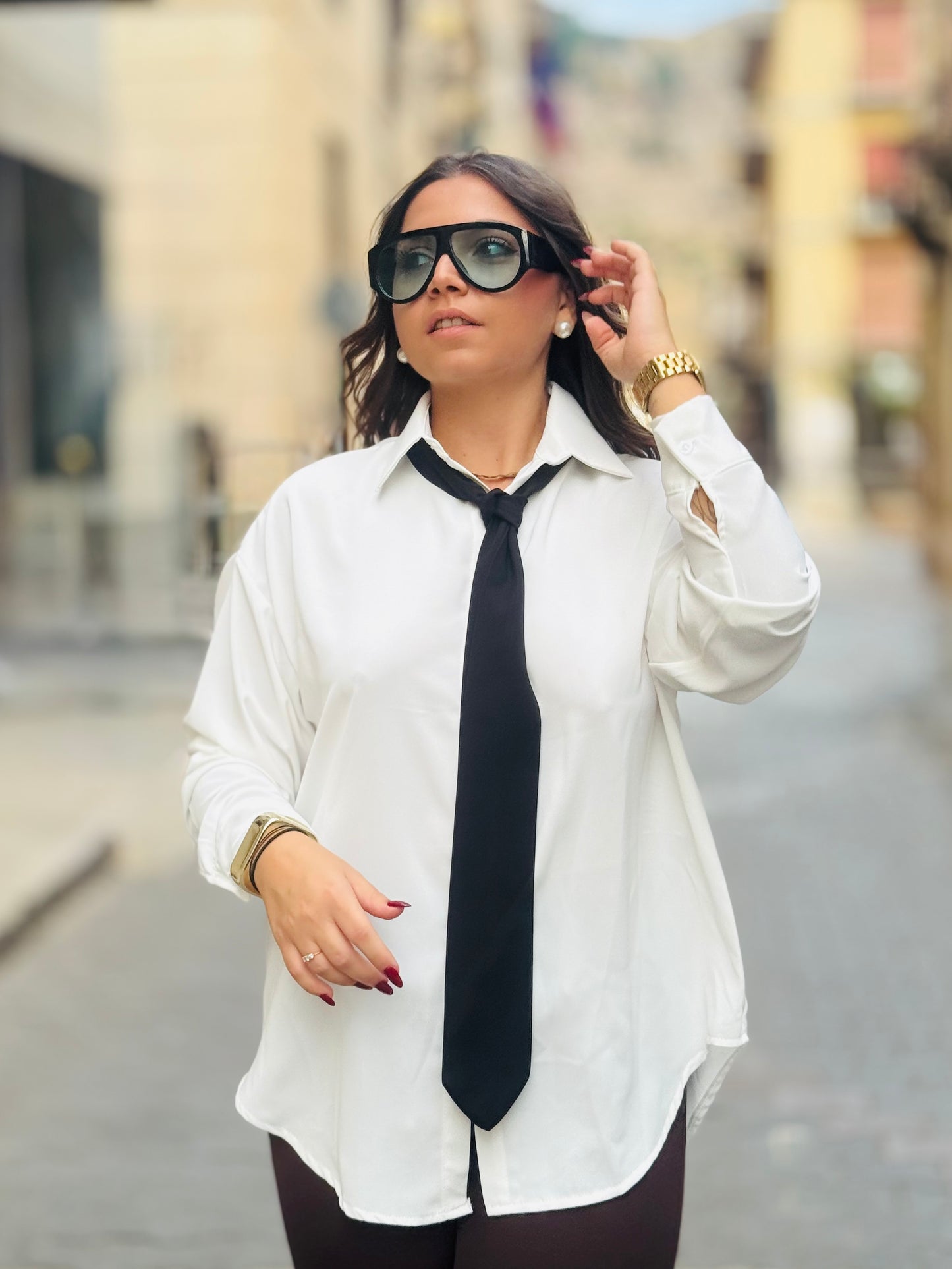 Camicia over con cravatta