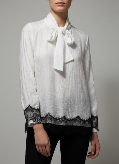 Blusa con Fiocco e Dettaglio Pizzo