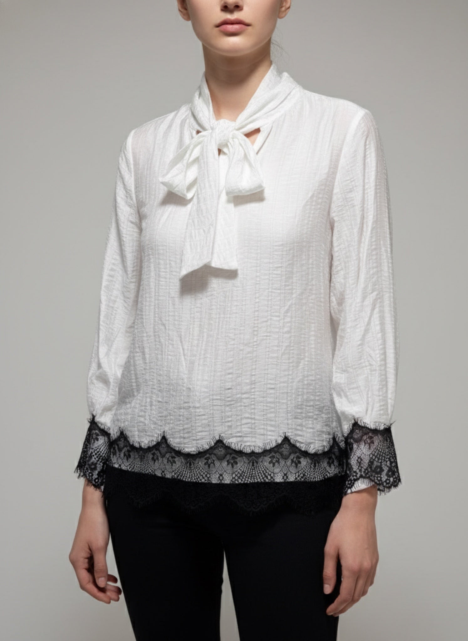 Blusa con Fiocco e Dettaglio Pizzo