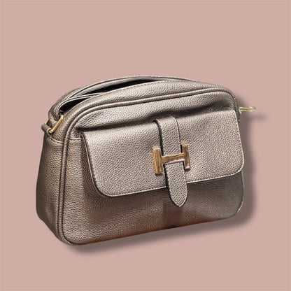 Borsa a tracolla con dettaglio metallico