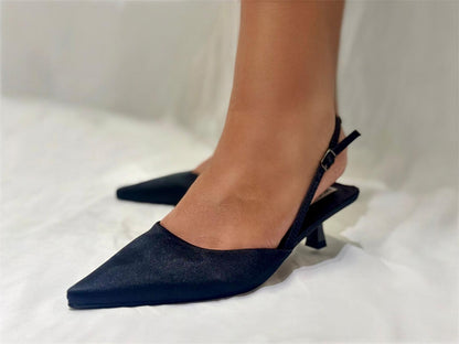 Elegant Step — Décolleté in Raso Nero con Tacco Basso