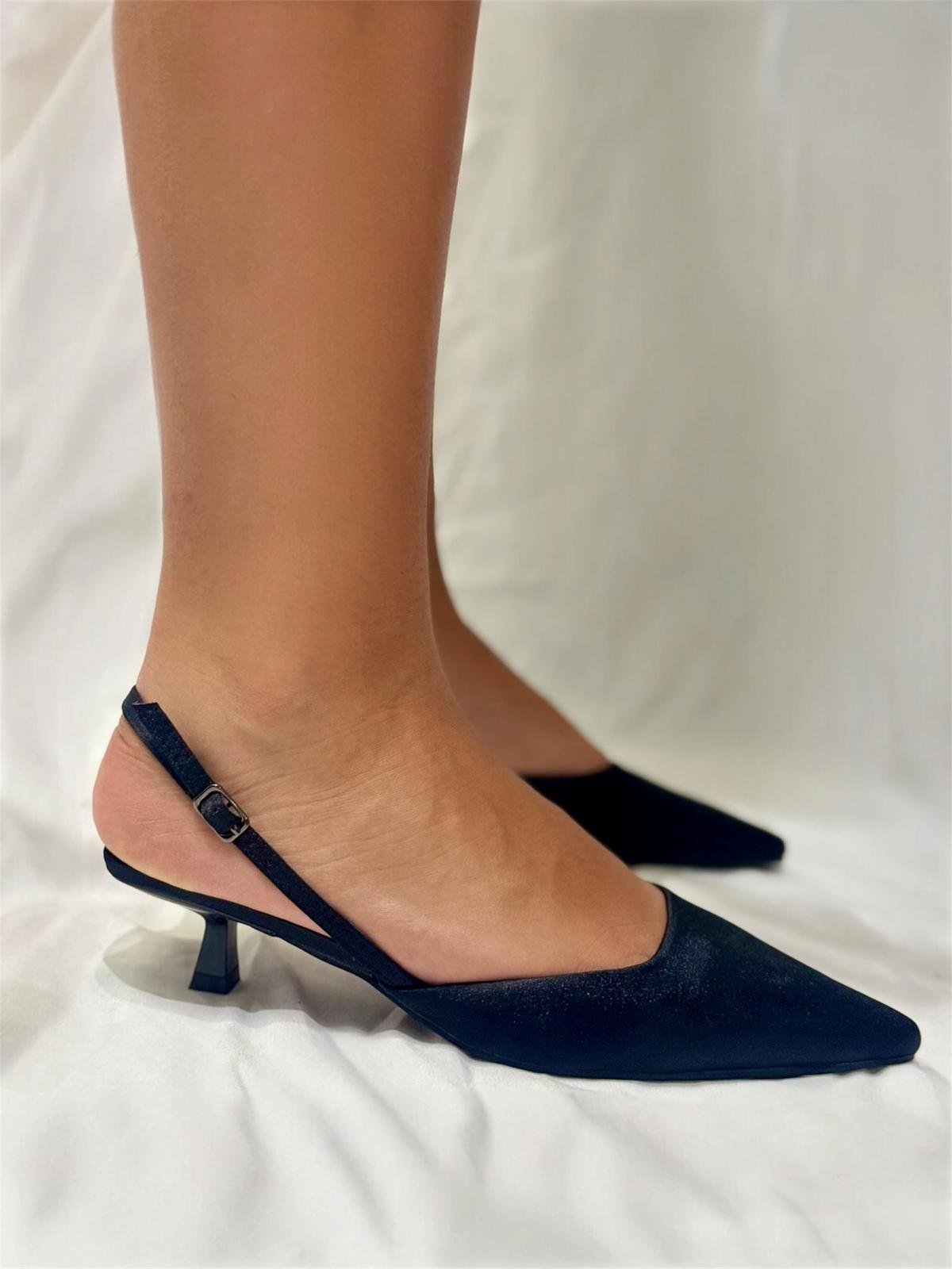 Elegant Step — Décolleté in Raso Nero con Tacco Basso