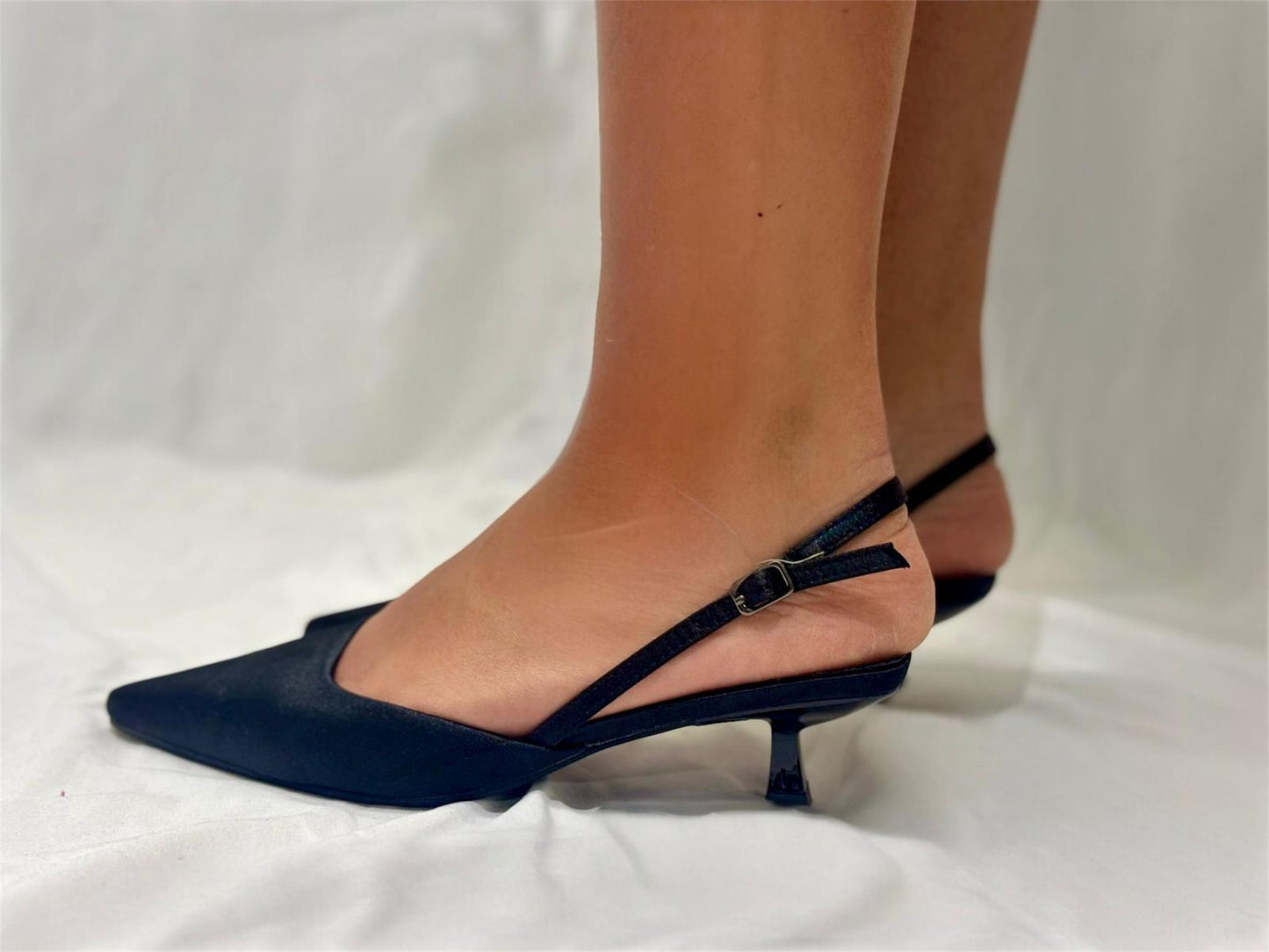 Elegant Step — Décolleté in Raso Nero con Tacco Basso